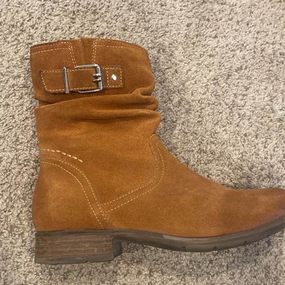 Very comfortable camel colored suede boots by Earth - Picture 2 of 4